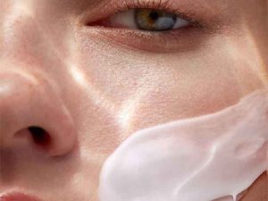 هر چند وقت یکبار باید صورت خود را مرطوب کنید